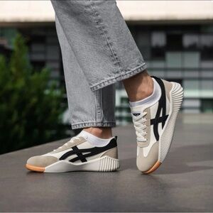 Stylish De Florence Women's Beige and Black Athletic Shoes